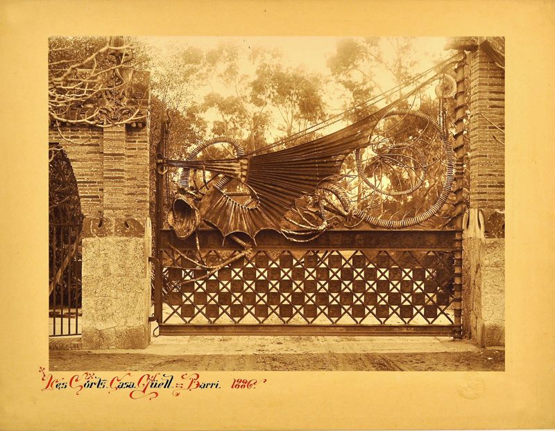 Pabellón del Guarda, Acceso y Caballerizas de la Finca Güell