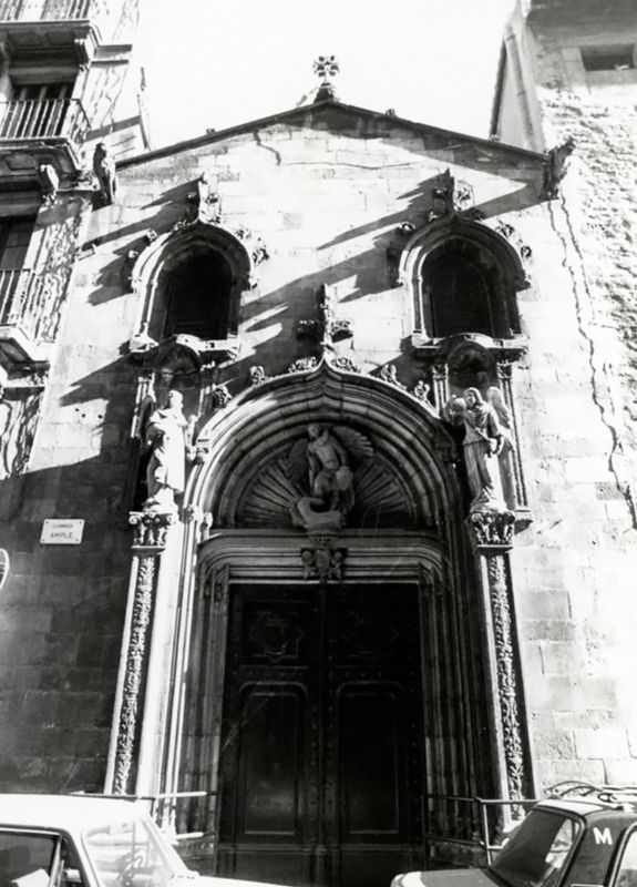 Basílica de la Mercè. Colocació de la Porta de l'Esglesia de Sant Miquel a la Façana del Carrer Ample