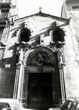 Basílica de la Mercè. Colocació de la Porta de l'Esglesia de Sant Miquel a la Façana del Carrer Ample