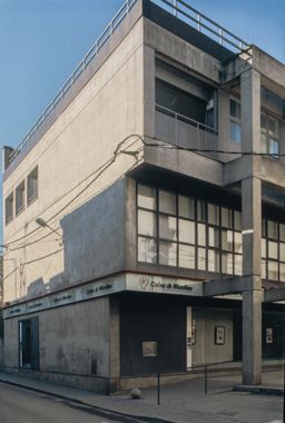 Habitatges, Biblioteca i Sucursal Bancària CECOM