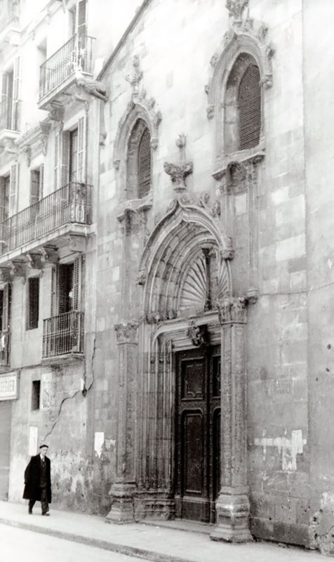 Basílica de la Mercè. Colocació de la Porta de l'Esglesia de Sant Miquel a la Façana del Carrer Ample