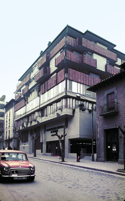 Habitatges, Cinema, Sucursal Bancària i Oficines CECOM