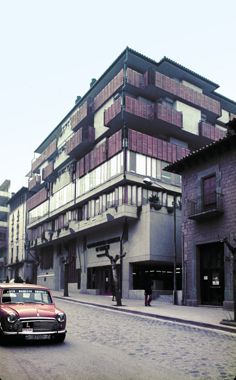 Habitatges, Cinema, Sucursal Bancària i Oficines CECOM