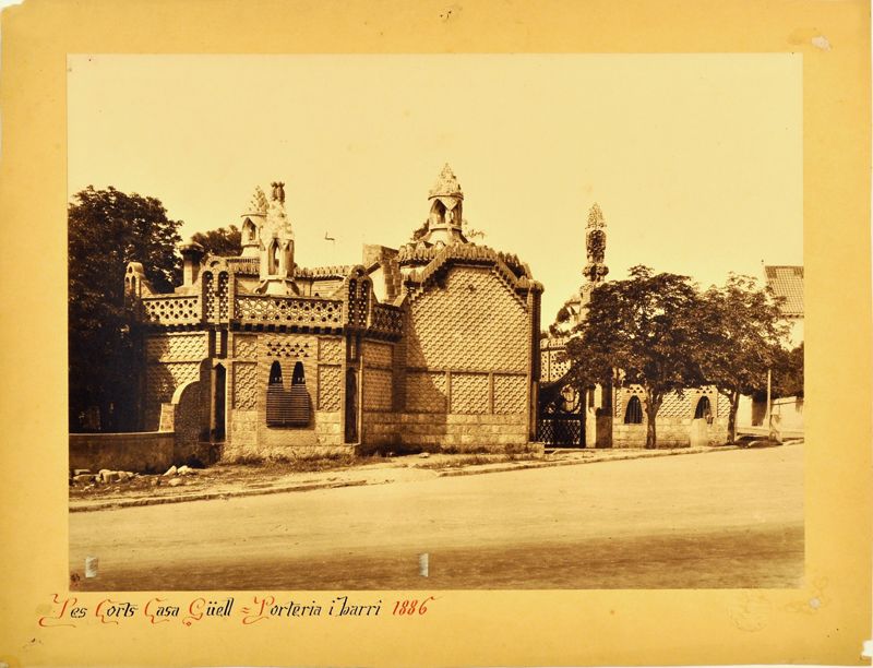 Pabellón del Guarda, Acceso y Caballerizas de la Finca Güell
