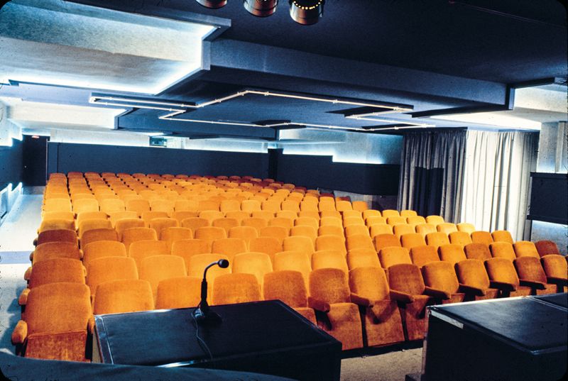 Habitatges, Cinema, Sucursal Bancària i Oficines CECOM