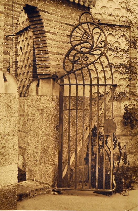 Pabellón del Guarda, Acceso y Caballerizas de la Finca Güell