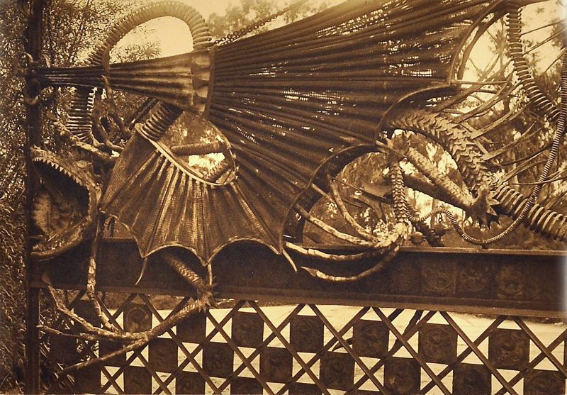 Pabellón del Guarda, Acceso y Caballerizas de la Finca Güell