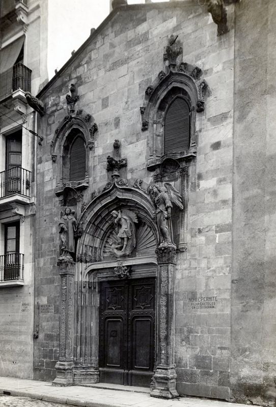 Basílica de la Mercè. Colocació de la Porta de l'Esglesia de Sant Miquel a la Façana del Carrer Ample